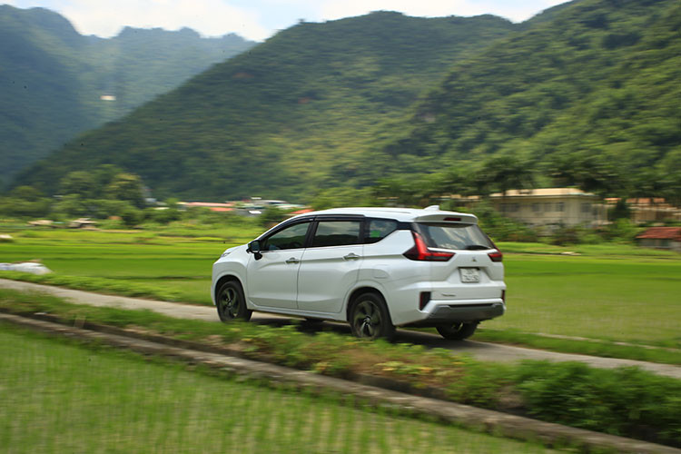 Mitsubishi Xpander tiếp tục duy trì vị thế dẫn đầu dù chịu sức ép khá lớn từ đối thủ Toyota Veloz Cross. Trong tháng 8/2022, doanh số Mitsubishi Xpander đạt 2.842 xe, tăng 71 xe so với doanh số tháng trước. Cộng dồn 8 tháng năm 2022, doanh số mẫu xe này đã lên tới 13.967 xe, đứng thứ 2 toàn thị trường.