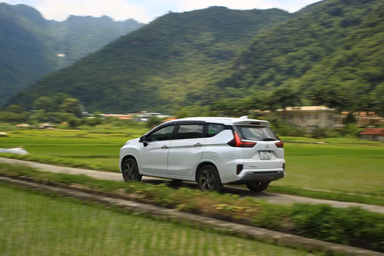 Mitsubishi Xpander tiếp tục duy trì vị thế dẫn đầu dù chịu sức ép khá lớn từ đối thủ Toyota Veloz Cross. Trong tháng 8/2022, doanh số Mitsubishi Xpander đạt 2.842 xe, tăng 71 xe so với doanh số tháng trước. Cộng dồn 8 tháng năm 2022, doanh số mẫu xe này đã lên tới 13.967 xe, đứng thứ 2 toàn thị trường.