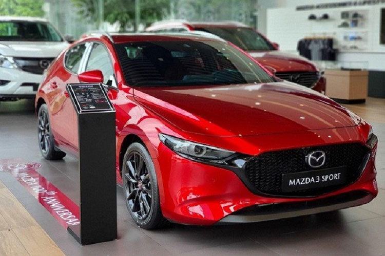 Vị trí thứ 8 thuộc về Mazda3 với doanh số tháng 8/2022 đạt 893 xe, tăng Gần 200 xe so với tháng liền trước, nhờ đó đã giúp mẫu xe này vượt mặt Kia có mặt trong bảng xếp hạng xe bán chạy nhất tháng. Cộng dồn 8 tháng của năm 2022, doanh số bán Mazda3 đạt mức 6.616 xe.