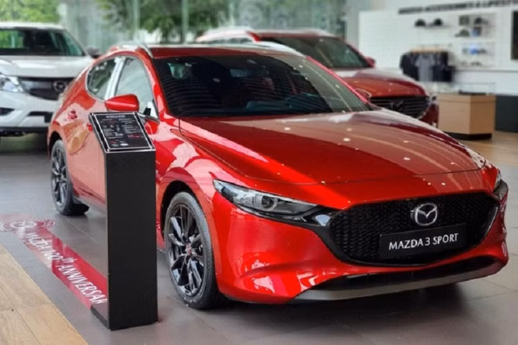 Vị trí thứ 8 thuộc về Mazda3 với doanh số tháng 8/2022 đạt 893 xe, tăng Gần 200 xe so với tháng liền trước, nhờ đó đã giúp mẫu xe này vượt mặt Kia có mặt trong bảng xếp hạng xe bán chạy nhất tháng. Cộng dồn 8 tháng của năm 2022, doanh số bán Mazda3 đạt mức 6.616 xe.