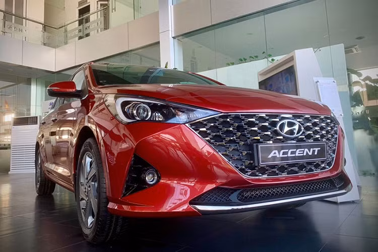 Hyundai Accent với doanh số giảm 251 xe so với tháng trước nên đã tụt 3 bậc trên bảng xếp hạng, từ vị trí thứ 2 xuống vị trí thứ 5. Dẫu vậy Hyundai Accent vẫn là mẫu sedan hạng B bán chạy nhất khi doanh số cao hơn đối thủ Vios khoảng 40 xe.