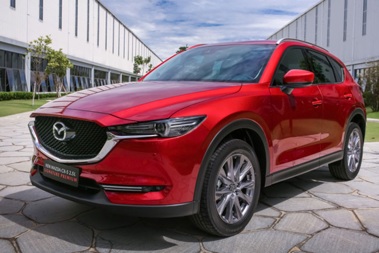 Mazda CX-5 đã quay trở lại top 10 xe ôtô bán chạy nhất Việt Nam sau vài tháng liền vắng mặt khi doanh số mẫu xe này đạt được trong tháng 8 gần gấp đôi so với doanh số tháng trước. Bên cạnh đó mẫu xe này còn vươn lên dẫn đầu phân khúc CUV khi doanh số cao hơn đối thủ Tucson 345 xe, hơn Honda CR-V 668 xe