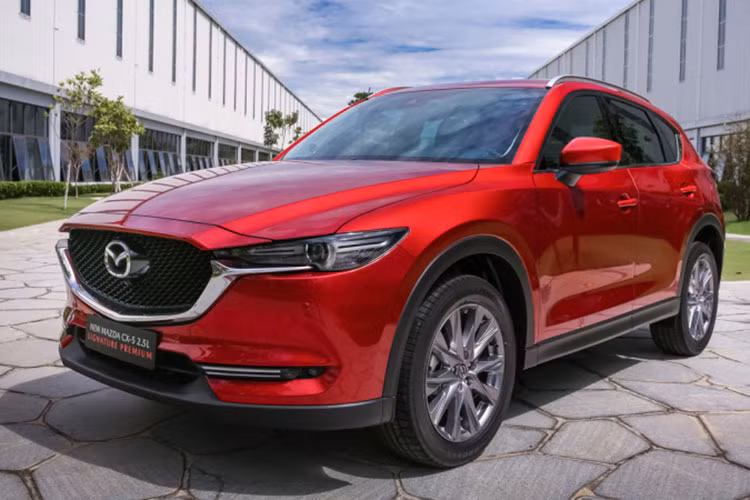 Mazda CX-5 đã quay trở lại top 10 xe ôtô bán chạy nhất Việt Nam sau vài tháng liền vắng mặt khi doanh số mẫu xe này đạt được trong tháng 8 gần gấp đôi so với doanh số tháng trước. Bên cạnh đó mẫu xe này còn vươn lên dẫn đầu phân khúc CUV khi doanh số cao hơn đối thủ Tucson 345 xe, hơn Honda CR-V 668 xe