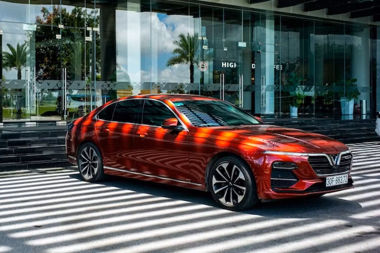 Mặc dù VinFast sẽ ngừng sản xuất xe động cơ đốt trong khi kết thúc năm 2022, nhưng Lux A2.0 lại đang được nhiều người dùng quan tâm. Trong tháng 8/2022, mẫu sedan này đạt doanh số 849 xe, đây cũng là lần thứ 3 VinFast Lux A2.0 góp mặt trong top 10 xe bán chạy nhất kể từ khi được trình làng vào năm 2019.