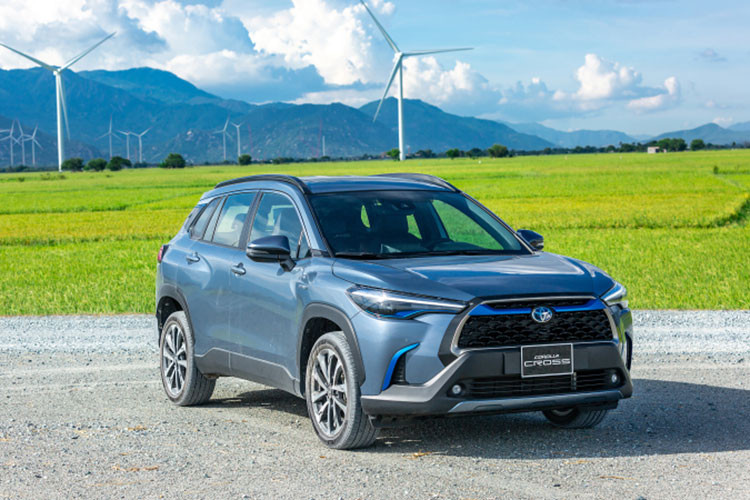 Mẫu xe SUV Toyota Corolla Cross đã có màn thăng hạng ngoạn mục khi leo một mạch từ vị trí thứ 9 tháng trước lên vị trí thứ 2 bảng xếp hạng doanh số tháng này. Cụ thể trong tháng 8/2022, đã có 1.566 xe Corolla Cross được giao tới tay khách hàng, gần gấp đôi doanh số tháng trước. 