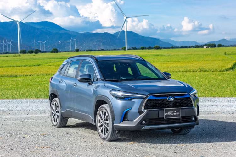 Mẫu xe SUV Toyota Corolla Cross đã có màn thăng hạng ngoạn mục khi leo một mạch từ vị trí thứ 9 tháng trước lên vị trí thứ 2 bảng xếp hạng doanh số tháng này. Cụ thể trong tháng 8/2022, đã có 1.566 xe Corolla Cross được giao tới tay khách hàng, gần gấp đôi doanh số tháng trước. 