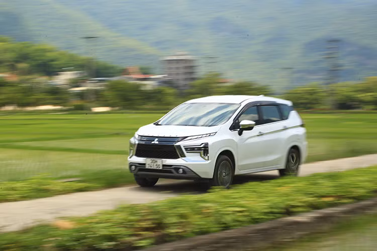  Mitsubishi Xpander dẫn đầu doanh số trong top 10 mẫu ôtô bán chạy nhất Việt Nam tháng 8/2022 trong khi Toyota Corolla Cross và Veloz Cross lần lượt giữ các vị trí thứ 2 và thứ 3. Cặp đôi Mazda CX-5 và Mazda3 cũng đã quay lại bảng xếp hạng sau khi vắng mặt ở tháng trước.