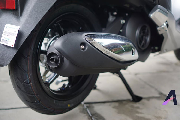 Hệ thống treo của xe vẫn là cặp phuộc ống lồng ở trước và giảm xóc lò xo trụ đơn đặt ở phía sau. Bộ vành của xe là loại vành đúc 12 inch, phanh trước của xe là loại phanh đĩa, tích hợp hệ thống chống bó cứng phanh ABS, trong khi đó phanh sau là phanh tang trống truyền thống.