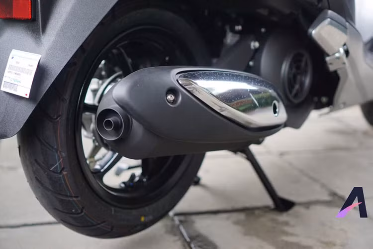 Hệ thống treo của xe vẫn là cặp phuộc ống lồng ở trước và giảm xóc lò xo trụ đơn đặt ở phía sau. Bộ vành của xe là loại vành đúc 12 inch, phanh trước của xe là loại phanh đĩa, tích hợp hệ thống chống bó cứng phanh ABS, trong khi đó phanh sau là phanh tang trống truyền thống.