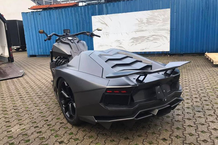 Từng chi tiết đều được tạo dáng sao cho giống với siêu xe nước Ý nhất có thể như là đuôi lướt gió lớn, ống xả hình lục giác và cụm đèn hậu LED tạo hiệu ứng ánh sáng hình mũi tên ý hệt với Lamborghini Aventador.