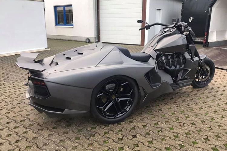 Phần đuôi xe ngoài thiết kế đậm chất Lamborghini Aventador thì chiếc nó còn được trang bị cặp mâm gần như là nguyên bản của Aventador, vành xe cũng được sơn đen và có kích thước lên tới 20 inch bao bọc bởi bộ lốp Runflat. Còn đối với bánh trước thì được thiết kế riêng và có đường kính 18 inch đi kèm là bộ cùm phanh đĩa đôi trông khá hầm hố.