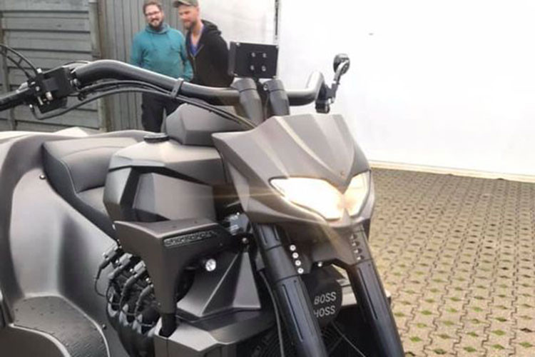 Chi tiết giúp chiếc siêu môtô Boss Hoss trở nên độc đáo và hiếm có nhất trên thế giới đó chính là phần đuôi xe. Thay vì tạo thêm những vị trí cho người ngồi phía sau thì toàn bộ phần đuôi của chiếc xe này được thiết kế y hệt với đuôi của siêu xe Lamborghini Aventador.