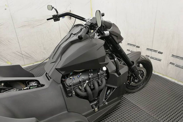 Chiếc xe sở hữu một dáng vẻ vô cùng hầm hồ với gặp phuộc trước hành trình ngược kích thước lớn, tay lái rộng đặc trưng của thương hiệu Boss Hoss (thường là dòng Chopper).