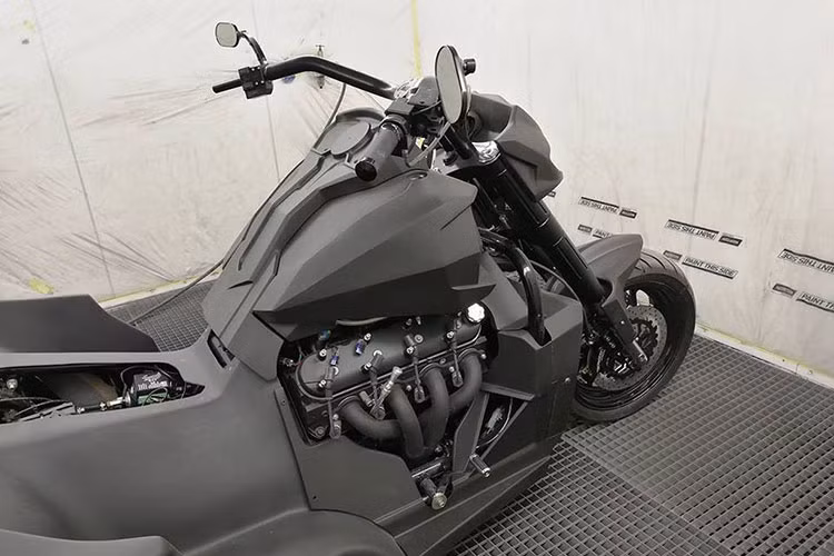 Chiếc xe sở hữu một dáng vẻ vô cùng hầm hồ với gặp phuộc trước hành trình ngược kích thước lớn, tay lái rộng đặc trưng của thương hiệu Boss Hoss (thường là dòng Chopper).