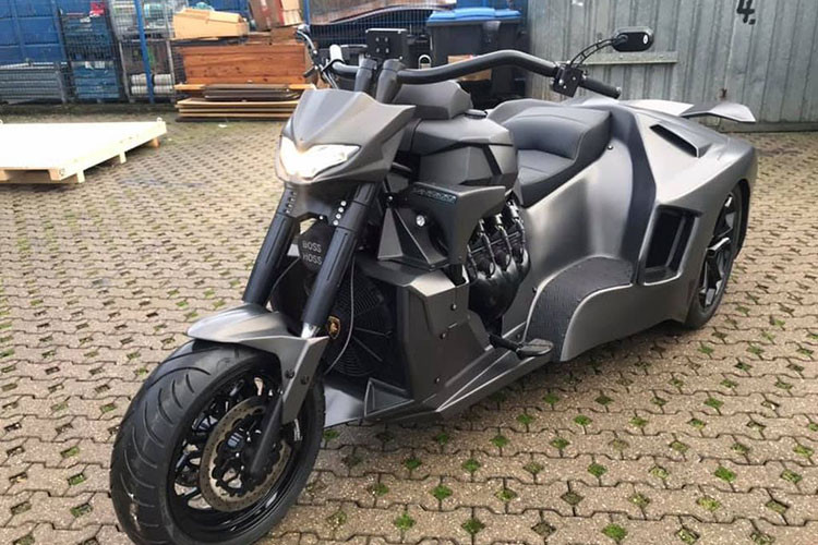 Chiếc xe Boss Hoss độ Lamborghini Aventador có thiết kế mang phong cách đặc biệt này là sản phẩm được đặt hàng riêng bởi một tín đồ đam mê môtô tại Thụy Sĩ. Boss Hoss là một hãng chuyên sản xuất những chiếc môtô phân khối lớn với động cơ tương đương động cơ của ôtô.