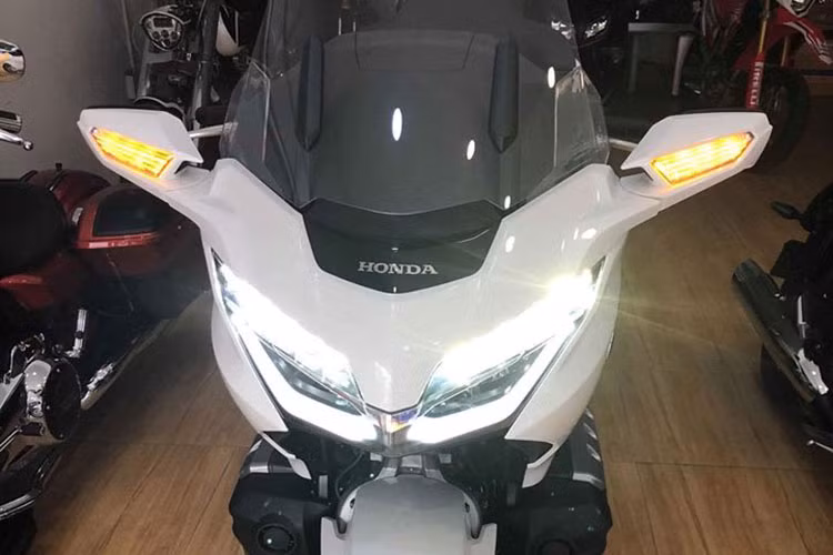 Trên phiên bản mới này, Honda Goldwing được trang bị hệ thống chiếu sáng bằng đèn LED giúp tăng cường khả năng chiếu sáng phục vụ những chuyến đi xa, kính kính chỉnh điện cỡ trung có thể nâng lên, hạ xuống bằng nút bấm. Góc và chiều cao của kính chắn gió có thể tùy chỉnh thay cho kính chắn gió cỡ lớn trên phiên bản trước.