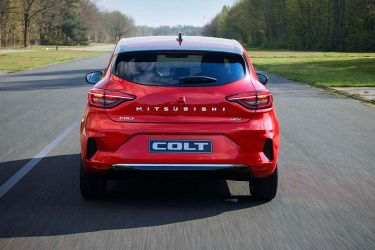 Do Renault lắp ráp tại nhà máy ở Bursa, Thổ Nhĩ Kỳ, mẫu xe hatchback Mitsubishi Colt 2024 được phát triển dựa trên Clio phiên bản nâng cấp mới trình làng vào hồi tháng 4 năm nay. So với Renault Clio, mẫu xe hatchback hạng B này chỉ khác biệt ở thiết kế lưới tản nhiệt, cản trước/sau, hệ thống đèn và vành la-zăng.
