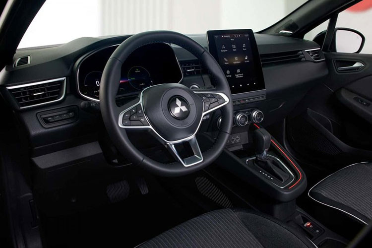 Bên trong Mitsubishi Colt 2024 là không gian nội thất được bê nguyên từ Renault Clio sang. Tại đây, xe cũng có màn hình cảm ứng trung tâm 7 inch hoặc 9,3 inch, tùy phiên bản.