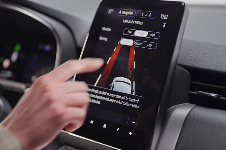 Bên cạnh đó là 2 cổng USB, sạc điện thoại không dây và hệ thống âm thanh Bose 9 loa với loa trầm. Phía sau vô lăng gắn logo Mitsubishi là bảng đồng hồ kỹ thuật số 7 inch tiêu chuẩn hoặc 10 inch tùy chọn.