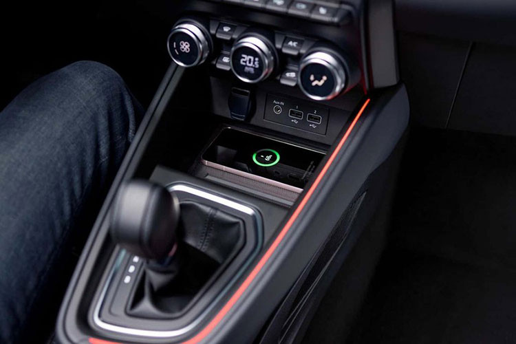 Mẫu xe hatchback hạng B này có 3 tùy chọn động cơ khác nhau. đầu tiên là máy xăng 3 xi-lanh, hút khí tự nhiên, dung tích 1.0L với công suất tối đa chỉ 66 mã lực và mô-men xoắn cực đại 95 Nm. Thứ hai là động cơ 3 xi-lanh, tăng áp, dung tích 1.0L, cho công suất tối đa 90 mã lực và mô-men xoắn cực đại 160 Nm. Cả hai động cơ đều đi kèm hộp số sàn 6 cấp.