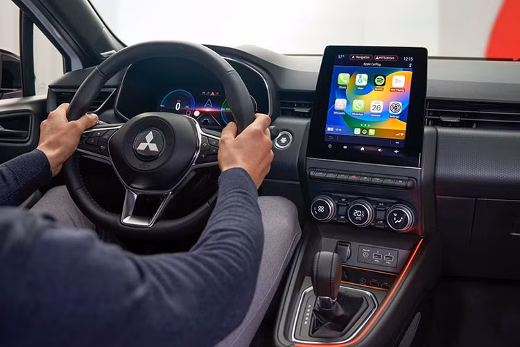 Tuy là xe hatchback hạng B giá rẻ nhưng Mitsubishi Colt 2024 được trang bị khá ổn. Ngoài những tính năng kể trên, mẫu xe Nhật Bản này còn có sưởi vô lăng, đèn pha Bi-LED, camera 360 độ và sấy gương ngoại thất. Tùy theo phiên bản, xe sẽ dùng vành thép 15 inch hoặc vành hợp kim 17 inch.