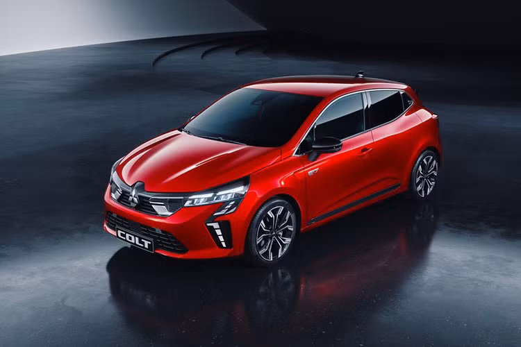 Không chỉ tiết kiệm xăng nhất, động cơ hybrid còn giúp xe tăng tốc nhanh nhất, từ 0-100 km/h trong 9,3 giây. Tốc độ tối đa của Mitsubishi Colt 2024 bản tiêu chuẩn chỉ đạt 160 km/h. Trong khi đó, bản hybrid có thể đạt vận tốc tối đa 180 km/h.