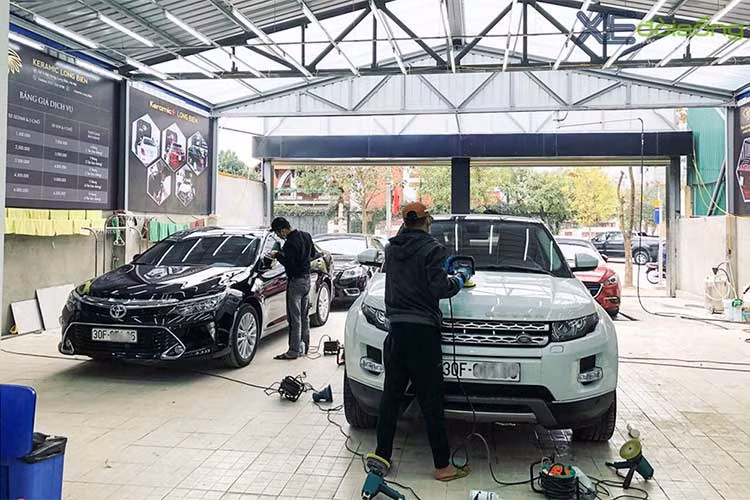 Việc bóc đề-can khó, hư hại bề mặt sơn cũng liên quan một phần tới chất liệu làm đề-can. Một chuyên gia trong ngành in ấn cho biết chất liệu keo, giấy in kém cũng sẽ khiến keo bị sót lại khi bóc. Đặc biệt không nên dán đề-can in màu (trừ loại chuyên dụng đắt tiền) quá một năm, dễ dẫn đến vị trí dán bay màu chỉ còn lớp trắng nhờ và cũng khó bóc. 