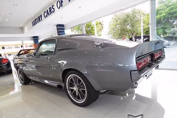 Thực tế những chiếc Eleanor xuất hiện trong Gone In 60 Seconds không hoàn toàn được sản xuất từ Shelby GT 500 mà dựa trên phiên bản Mustang Fastbacks độ lại cho khớp.