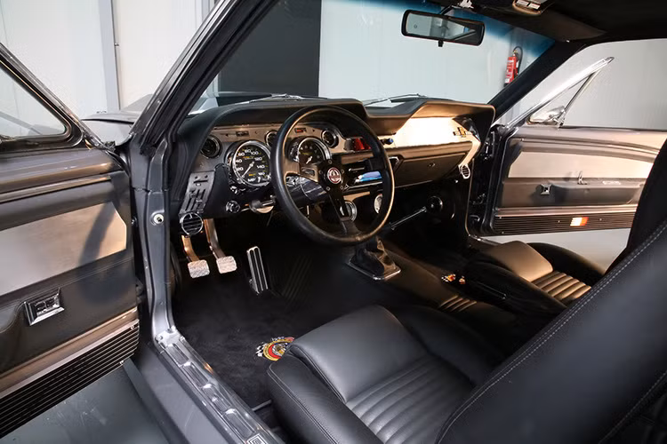 Chiếc Ford Mustang Shelby GT 500E Eleanor 1967 này xuất hiện tại một đại lý bán xe ở Mỹ có số thứ tự 008, xe sở hữu thiết kế đầy mạnh mẽ cả trong lẫn ngoài.