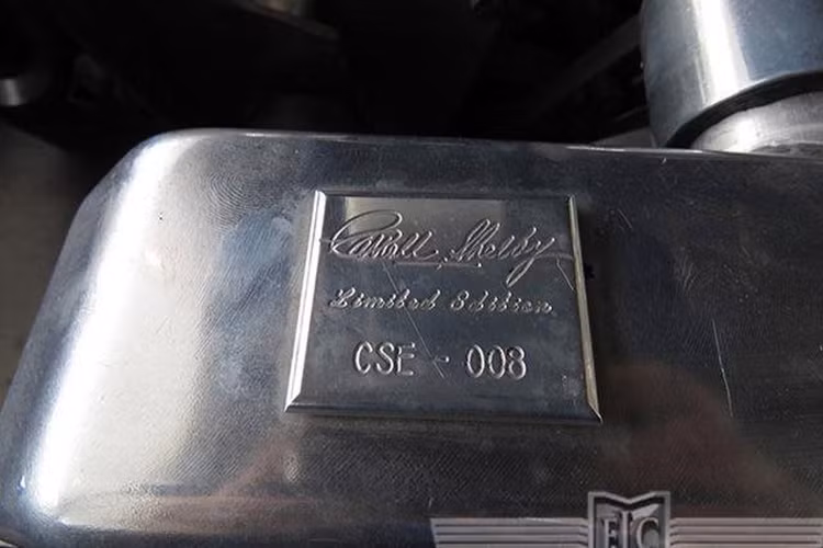 Chiếc xe Eleanor 2002 này có số thứ tự 008, phía trên là chữ ký của cha đẻ của rắn hổ mang Carroll Shelby. 