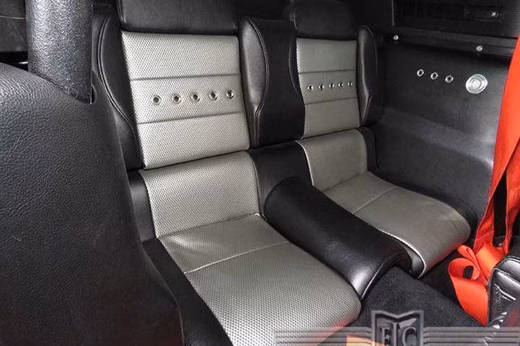 Nội thất xe được bố trí tới 4 ghế thể thao được làm bằng da màu đen pha ghi sáng cực kỳ mạnh mẽ.