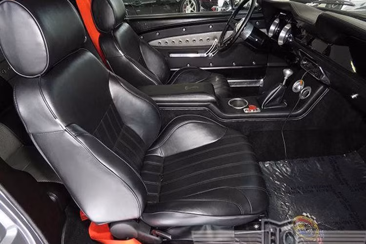 Điểm đặc biệt xe được tích hợp trên xe là việc thêm hệ thống NOS (Nitrous Oxide System) khiến cho bất kỳ tay đua nào cũng muốn được một lần được thử bấm nút, dính ghế và "bay" trên con phố.