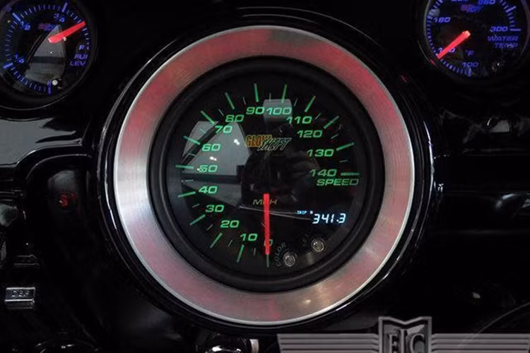 Đồng hồ công tơ mét cũng được thiết kế khá đặc biệt và nổi bật. Bạn có thể nhìn thấy rõ số km của xe chỉ mới đi được là 341km.