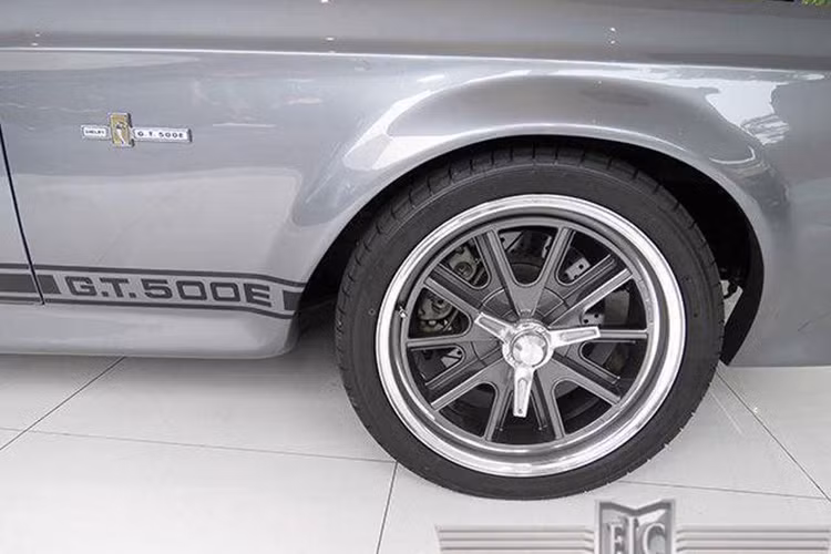 Ban đầu dự kiến 427 chiếc sẽ được đưa vào sản xuất nhưng một số nguồn tin xác nhận chỉ có 75 chiếc thực sự ra đời, và mỗi chiếc đều được đánh số thứ tự với chữ ký xác nhận của Carroll Shelby.