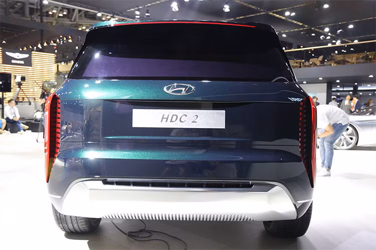Những điểm nhấn khác trong thiết kế của Hyundai Grandmaster bao gồm hốc bánh rộng và chi tiết ốp màu tương phản kéo dài đến đuôi xe, bộ vành của mẫu concept này cũng có đường kính lớn. Đáng tiếc là thiết kế đuôi xe không có gì đặc biệt, ngoại trừ cụm đèn hậu nằm dọc. Trong khi đó, bộ khuếch tán của xe được khứa dọc, tương tự tấm ốp gầm phía trước. 
