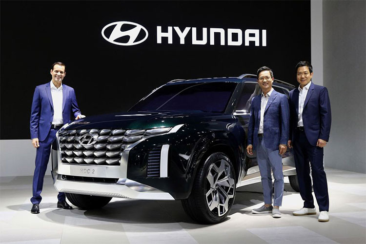 Hyundai đang chuẩn bị áp dụng một ngôn ngữ thiết kế mới có tên “Sensuous Sportiness” cho các mẫu xe thương mại tương lai, đang chú ý là một mẫu SUV Hyundai 8 chỗ ngồi hoàn toàn mới. Ngôn ngữ thiết kế mới này đã được hãng xe hơi Hàn Quốc thể hiện lần đầu tiên qua mẫu xe concept Le Fil Rouge (HDC-1) trong triển lãm ôtô Geneva 2018.