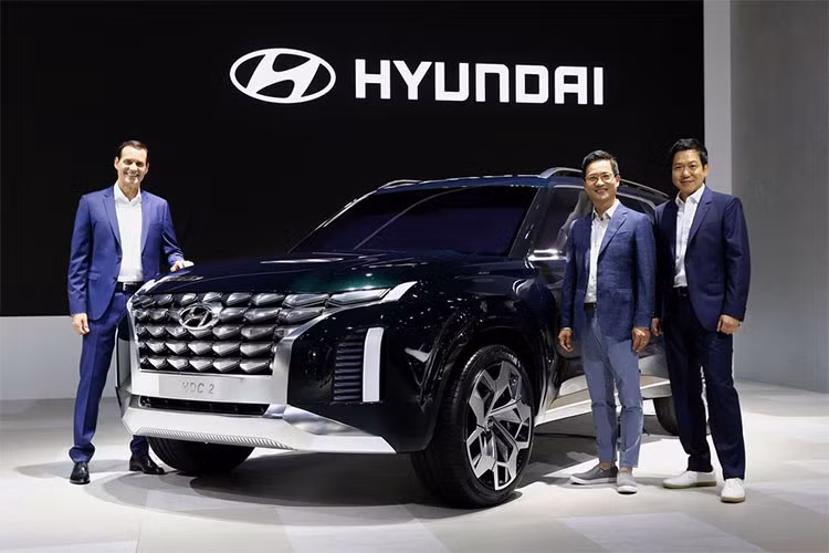 Hyundai đang chuẩn bị áp dụng một ngôn ngữ thiết kế mới có tên “Sensuous Sportiness” cho các mẫu xe thương mại tương lai, đang chú ý là một mẫu SUV Hyundai 8 chỗ ngồi hoàn toàn mới. Ngôn ngữ thiết kế mới này đã được hãng xe hơi Hàn Quốc thể hiện lần đầu tiên qua mẫu xe concept Le Fil Rouge (HDC-1) trong triển lãm ôtô Geneva 2018.