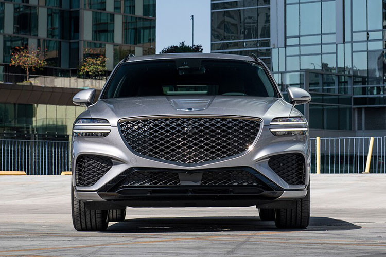 Genesis GV70 sở hữu thiết kế ngoại thất khỏe khoắn với dáng xe chắc chắn, bệ vệ nhưng không kém phần phong cách và thể thao. Đầu xe vẫn là bộ lưới tản nhiệt hình chiếc khiên Crest Grille, đi kèm cụm đèn pha LED hai tầng cùng 4 dải đèn chiếu sáng ban ngày chạy song song.