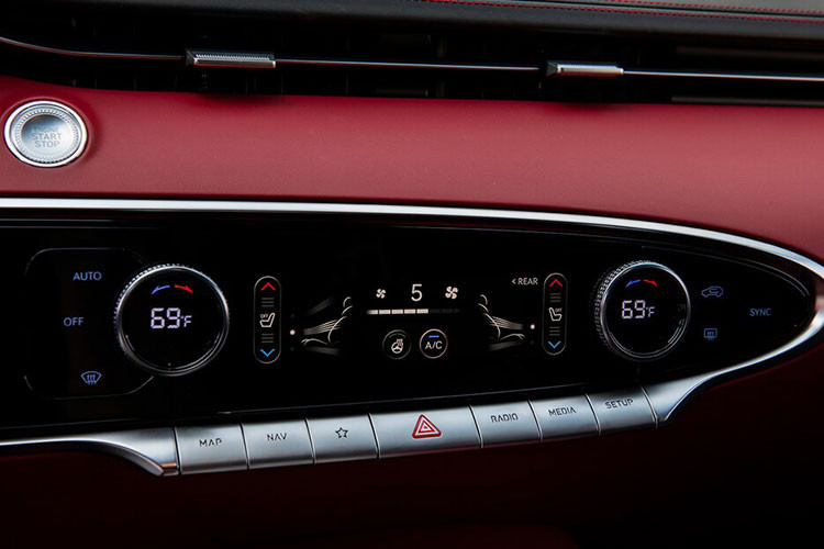 Xe cũng sở hữu công nghệ nhận dạng dấu vân tay, gương chiếu hậu tự động chống chói với HomeLink và khởi động từ xa. Từng khu vực trong khoang lái đều được trau chuốt tỉ mỉ mang đến một không gian sang trọng cùng trải nghiệm sử dụng tối ưu nhất.