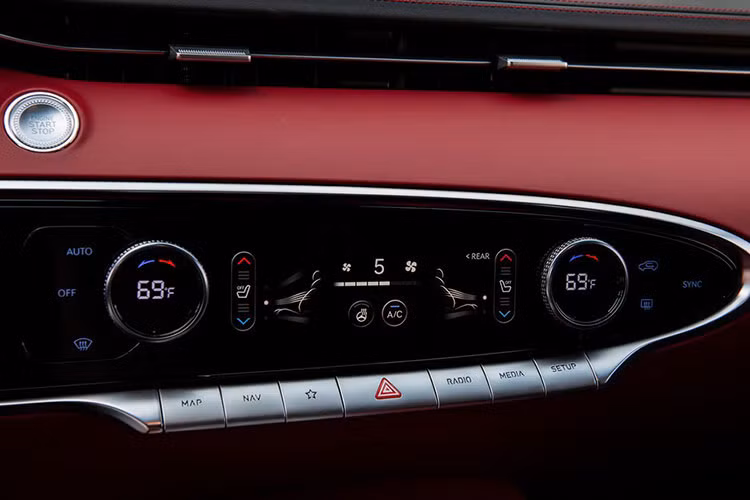 Xe cũng sở hữu công nghệ nhận dạng dấu vân tay, gương chiếu hậu tự động chống chói với HomeLink và khởi động từ xa. Từng khu vực trong khoang lái đều được trau chuốt tỉ mỉ mang đến một không gian sang trọng cùng trải nghiệm sử dụng tối ưu nhất.