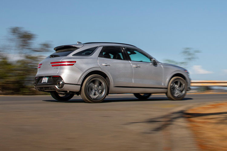 Genesis GV70 được cung cấp với 3 cấu hình động cơ: động cơ tăng tăng áp 4 xy-lanh 2.5L mạnh 300 mã lực / 422 Nm, động cơ V6 3.5L mạnh 375 mã lực / 530 Nm và động cơ dầu tăng áp 4 xy-lanh 2.2L mạnh 207 mã lực / 411 Nm. Tất cả các động cơ của GV70 đều được ghép nối với hộp số tự động 8 cấp và hệ dẫn động cầu trước hoặc hệ dẫn động 4 bánh toàn thời gian.