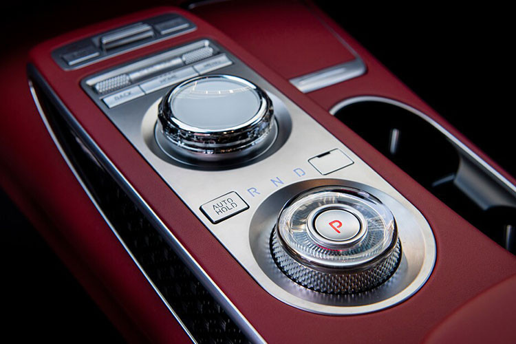 Ngay từ phiên bản thấp nhất của Genesis GV70 cũng được trang bị rất nhiều công nghệ và tính năng hỗ trợ người lái dưới dạng tiêu chuẩn. Có thể kể đến như kiểm soát hành trình thông minh với Stop&amp;Go, hỗ trợ lái xe trên đường cao tốc, hỗ trợ giữ làn, định tâm làn, hỗ trợ tránh va chạm điểm mù, hỗ trợ chùm đèn chiếu sáng cao, cảnh báo va chạm phía sau, cảnh báo mở cửa an toàn,...