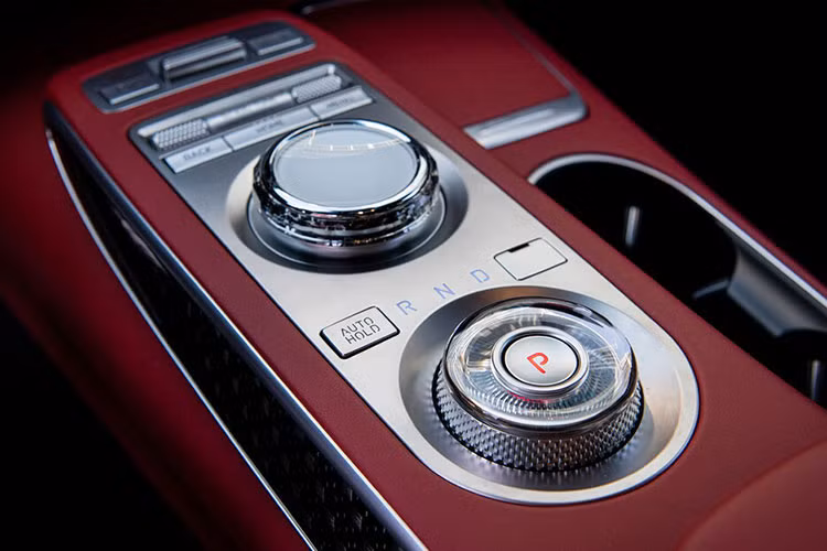 Ngay từ phiên bản thấp nhất của Genesis GV70 cũng được trang bị rất nhiều công nghệ và tính năng hỗ trợ người lái dưới dạng tiêu chuẩn. Có thể kể đến như kiểm soát hành trình thông minh với Stop&amp;Go, hỗ trợ lái xe trên đường cao tốc, hỗ trợ giữ làn, định tâm làn, hỗ trợ tránh va chạm điểm mù, hỗ trợ chùm đèn chiếu sáng cao, cảnh báo va chạm phía sau, cảnh báo mở cửa an toàn,...