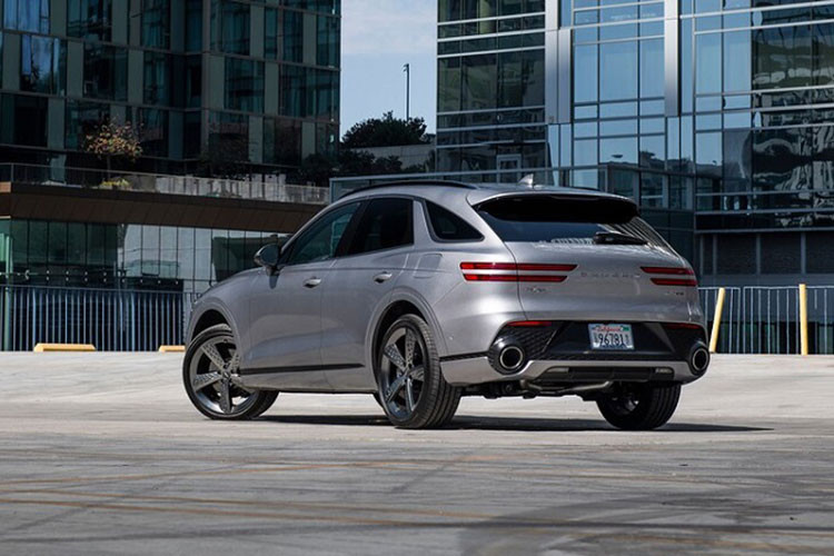 Thế nhưng, chắc chắn mẫu xe SUV Genesis GV70 2022 sẽ khiến người tiêu dùng cân nhắc lại quyết định của mình sau khi có cơ hội được trải nghiệm thực tế. GV70 là một mẫu xe SUV hạng sang xuất sắc toàn diện, đáp ứng đầy đủ mọi tiêu chí do MotorTrend đề ra với một mức giá cực hấp dẫn.