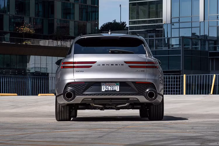 Cụm đèn hậu cũng có thiết kế hai mảng tương tự đầu xe, nhưng được vuốt mỏng hơn nữa đem đến cái nhìn hiện đại hơn. Các chi tiết ngoại thất của Genesis GV70 đậm phong cách và thể thao nhưng không kém phần sang trọng.