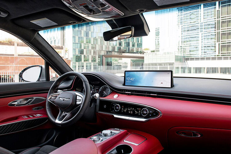 Ở bên trong, xe được trang bị ghế bọc giả da có tích hợp sưởi và chỉnh điện cho hàng ghế trước, vô lăng bọc da, màn hình 8 inch trong cụm đồng hồ, hệ thống thông tin giải trí 14,5 inch với chức năng định vị GPS, điều hòa tự động 2 vùng độc lập, sạc điện thoại thông minh không dây, dàn âm thanh 9 loa,...