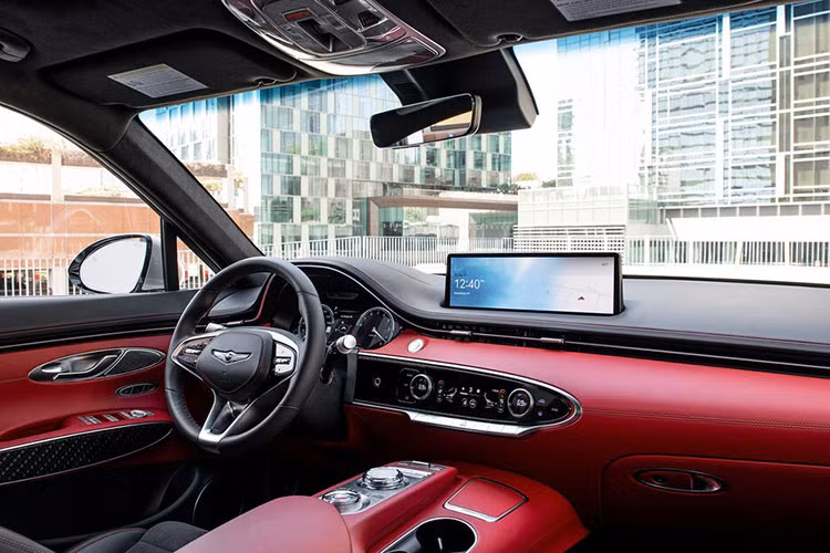 Ở bên trong, xe được trang bị ghế bọc giả da có tích hợp sưởi và chỉnh điện cho hàng ghế trước, vô lăng bọc da, màn hình 8 inch trong cụm đồng hồ, hệ thống thông tin giải trí 14,5 inch với chức năng định vị GPS, điều hòa tự động 2 vùng độc lập, sạc điện thoại thông minh không dây, dàn âm thanh 9 loa,...