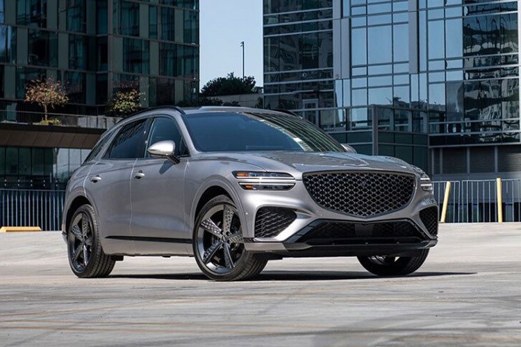 Để giành được ngôi vị này, Genesis GV70 đã phải vượt qua 6 tiêu chí đánh giá chính của MotorTrend: Thiết kế, kỹ thuật, tiện ích, an toàn, hiệu quả sử dụng và giá bán. Mẫu SUV hạng sang đến từ thương hiệu Hàn Quốc này sở hữu “thiết kế táo bạo cùng bộ công nghệ và tính năng an toàn mở rộng, đảm bảo mang đến trải nghiệm sử dụng thoải mái nhất mà không làm mất đi cảm giác lái năng động”, Giám đốc điều hành Genesis Motor khu vực Bắc Mỹ, Claudia Marquez chia sẻ.