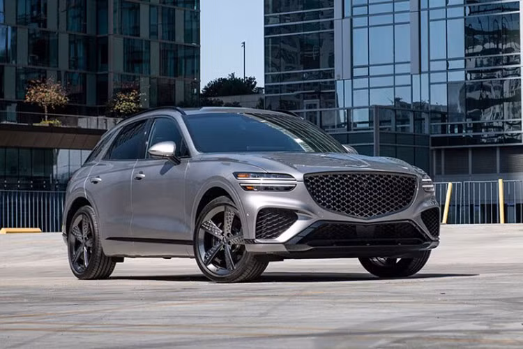 Để giành được ngôi vị này, Genesis GV70 đã phải vượt qua 6 tiêu chí đánh giá chính của MotorTrend: Thiết kế, kỹ thuật, tiện ích, an toàn, hiệu quả sử dụng và giá bán. Mẫu SUV hạng sang đến từ thương hiệu Hàn Quốc này sở hữu “thiết kế táo bạo cùng bộ công nghệ và tính năng an toàn mở rộng, đảm bảo mang đến trải nghiệm sử dụng thoải mái nhất mà không làm mất đi cảm giác lái năng động”, Giám đốc điều hành Genesis Motor khu vực Bắc Mỹ, Claudia Marquez chia sẻ.