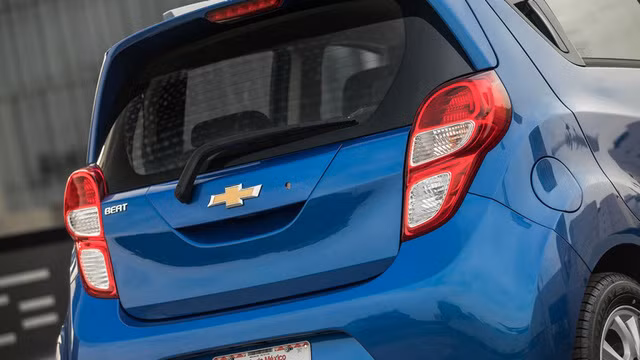 So với phiên bản cũ, Chevrolet Beat 2018 ngắn hơn 40 mm, hẹp hơn 1 mm và thấp hơn 27 mm. Khoảng không bên trên đầu người ngồi trong xe tăng 8 mm trước và 5 mm sau. Riêng khoảng duỗi chân cho hành khách ngồi trên hàng ghế sau tăng 32 mm. Trong khi đó, chiều dài cơ sở giữ nguyên.